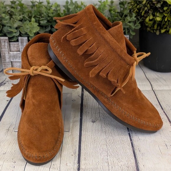 Minnetonka Classic Fringe Hardsole Boot Moccasins - Picture 1 of 8